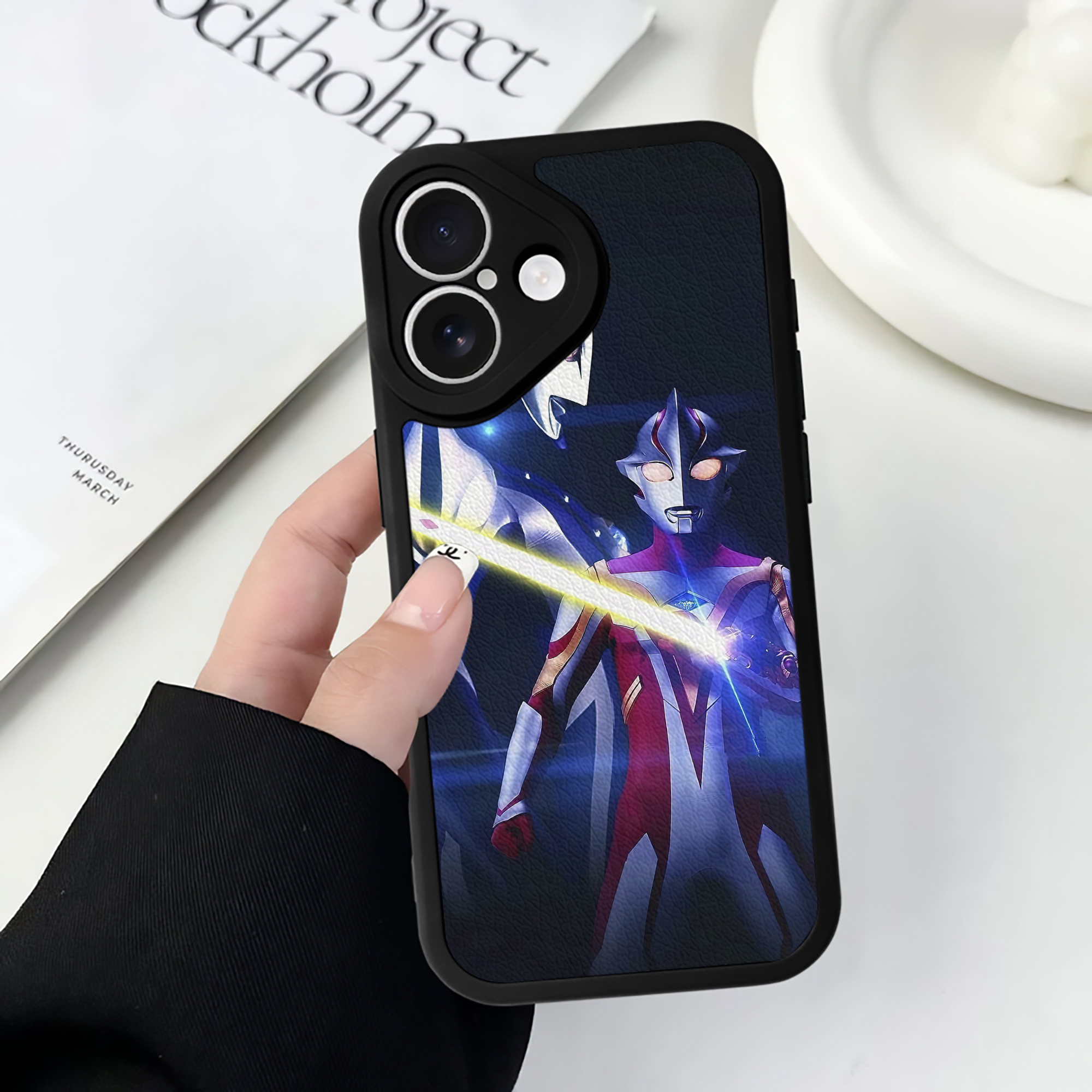 （画像用） ウルトラマン Ultraman 【iPhone 16シリーズ対応】シリコンスマホケース（レザー調） 材質：シリコン